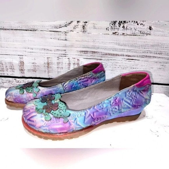 Colorful Women's Flats with Floral Design - Picture 3 of 7
